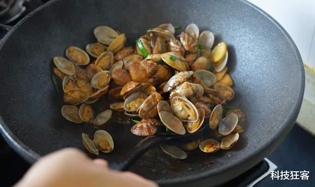 不粘锅|厨房用具新选择，九阳晶钻耐磨不粘炒锅烹饪美食就是这么轻松