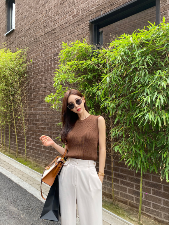 心壹穿搭|女神孙允珠高清时尚搭配:暗棕反扣桃心花慕针织无袖衫