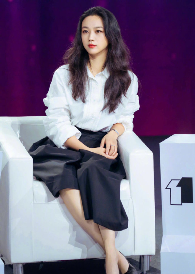 汤唯|汤唯混血女儿近照曝光，一头短发显可爱，与外公牵手散步画面温馨