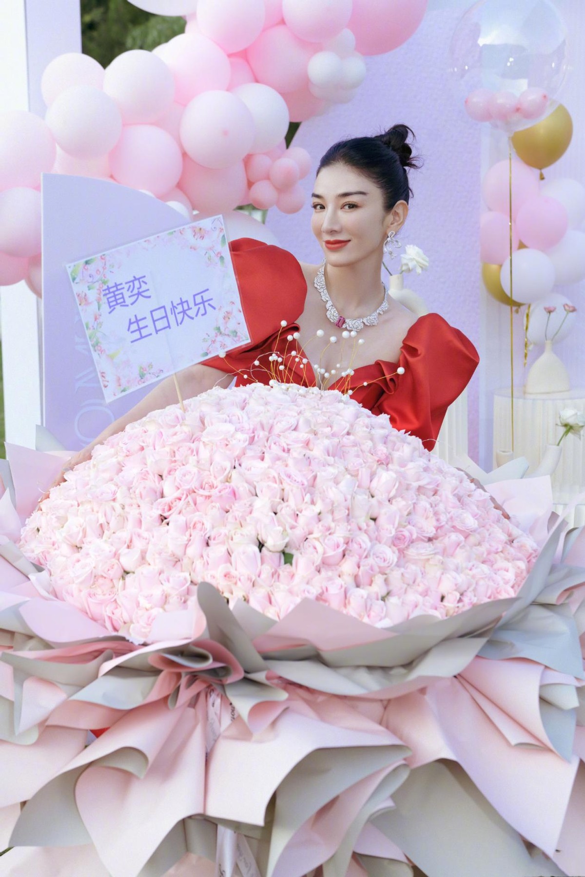 八只爪的猫|黄奕庆44岁生日，和女儿一起穿“公主裙”童心未泯，看着像姐妹俩