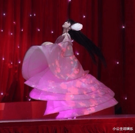 杨丽萍|22岁小彩旗彻底放飞自我，杨丽萍对她己经失去控制，如今成这样