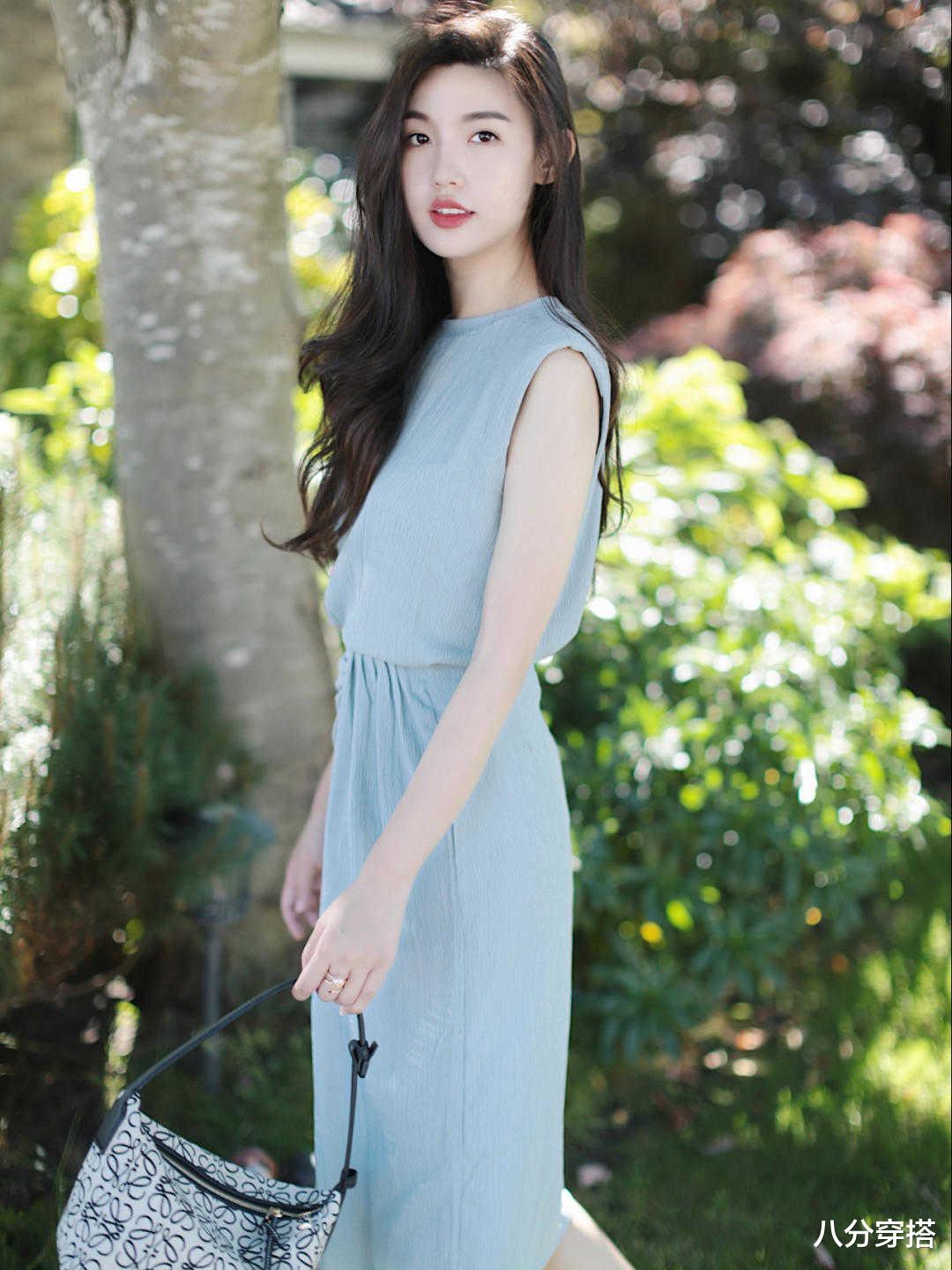 八分穿搭|气质女神都爱这样穿，大波浪卷发搭配连衣裙，自带仙女感满分