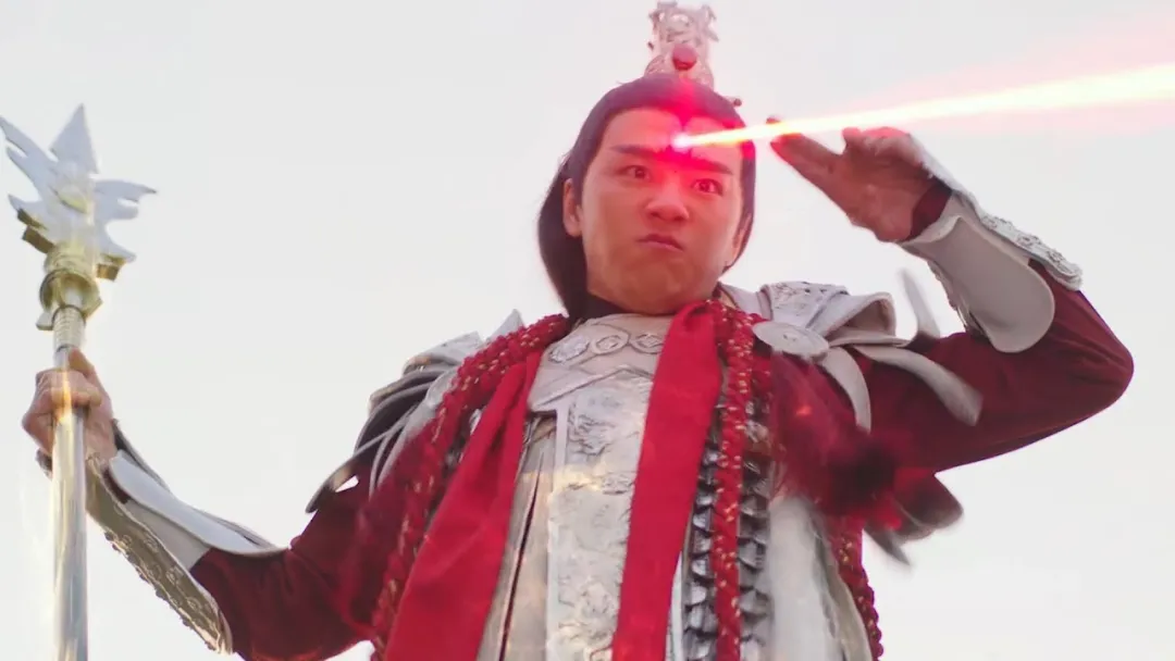 二郎神|美国说唱歌手在额头植入一颗1.5亿的粉钻，网友：这说唱界“二郎神”？