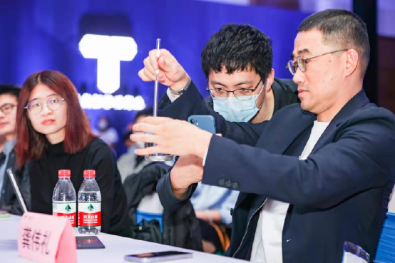 纺织服装时尚内参 中国人请给国货一个机会！看白小T用科技重新定义服装