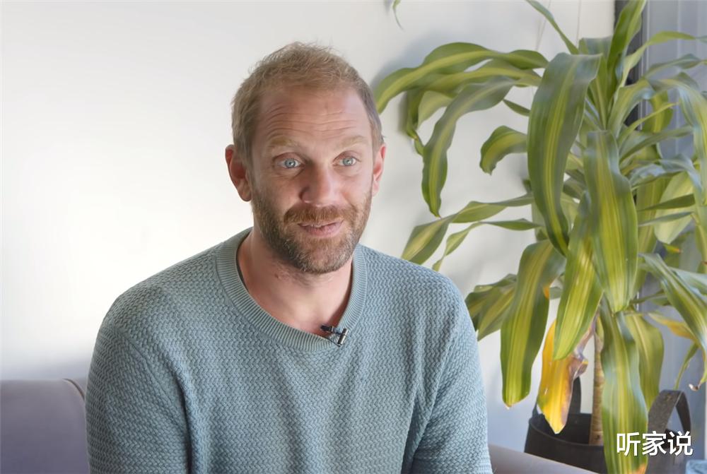 他买下32㎡小家，将卧室厨卫“藏”在壁橱里，面积虽小却井然有序