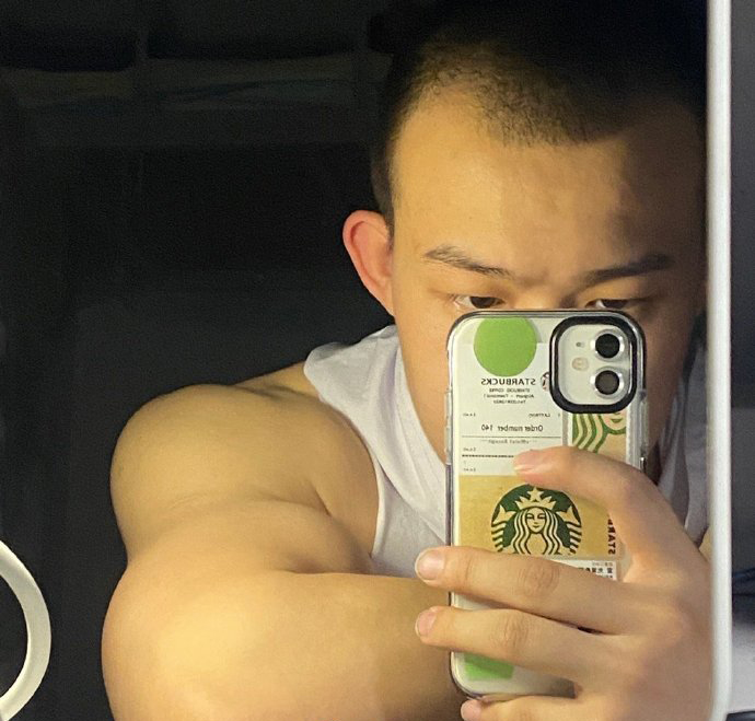 健身圈一哥 24岁的新疆小哥哥,撸铁打造出一身腱子肉,最满意的是麒麟臂!