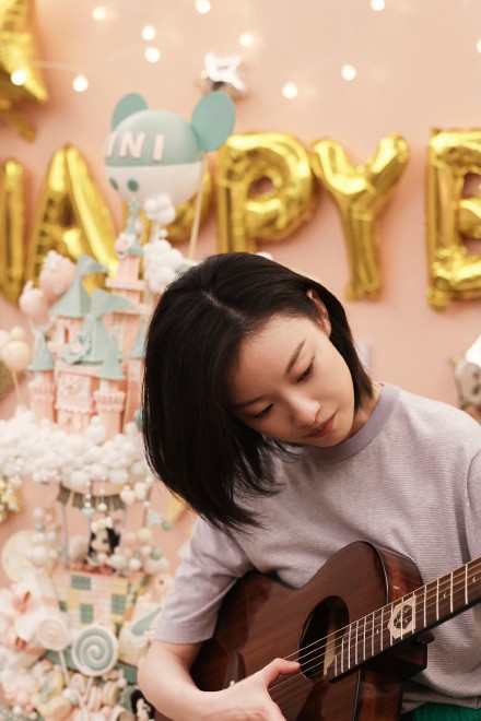 周润发|38岁佟丽娅与33岁倪妮，状态绝美，少女感十足，谁更胜一筹，引网友热议