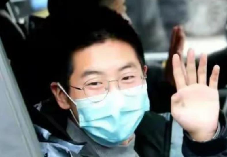 郎才女貌|孙卓离开阳谷后，物理老师王妈妈又火了，晒师母视频简直郎才女貌