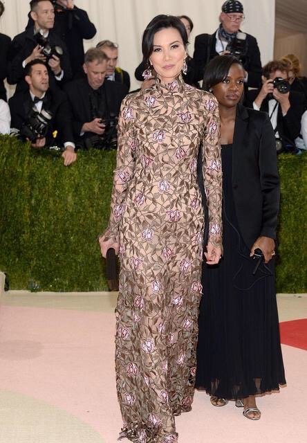 邓文迪|邓文迪不愧是亿万富婆，穿那么花也不俗气，超大的祖母绿项链抢镜