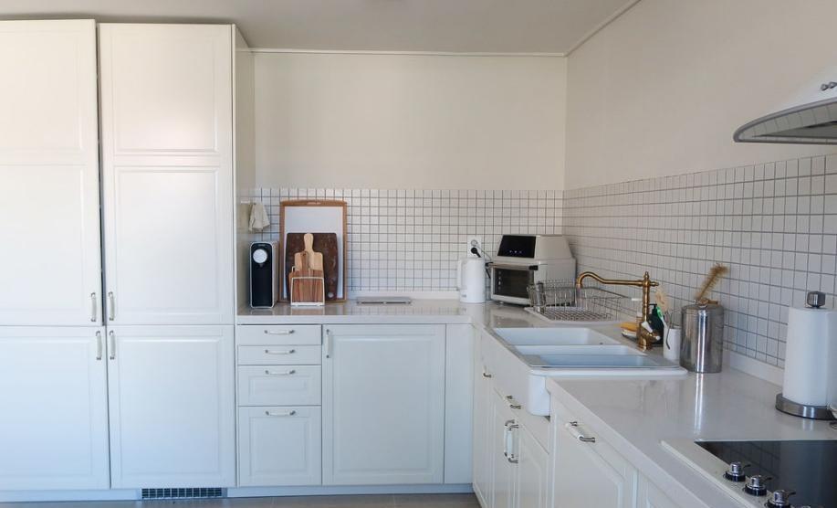 硬装简单些，尽管入住3年了，房子依旧如新！白色厨房显大清爽