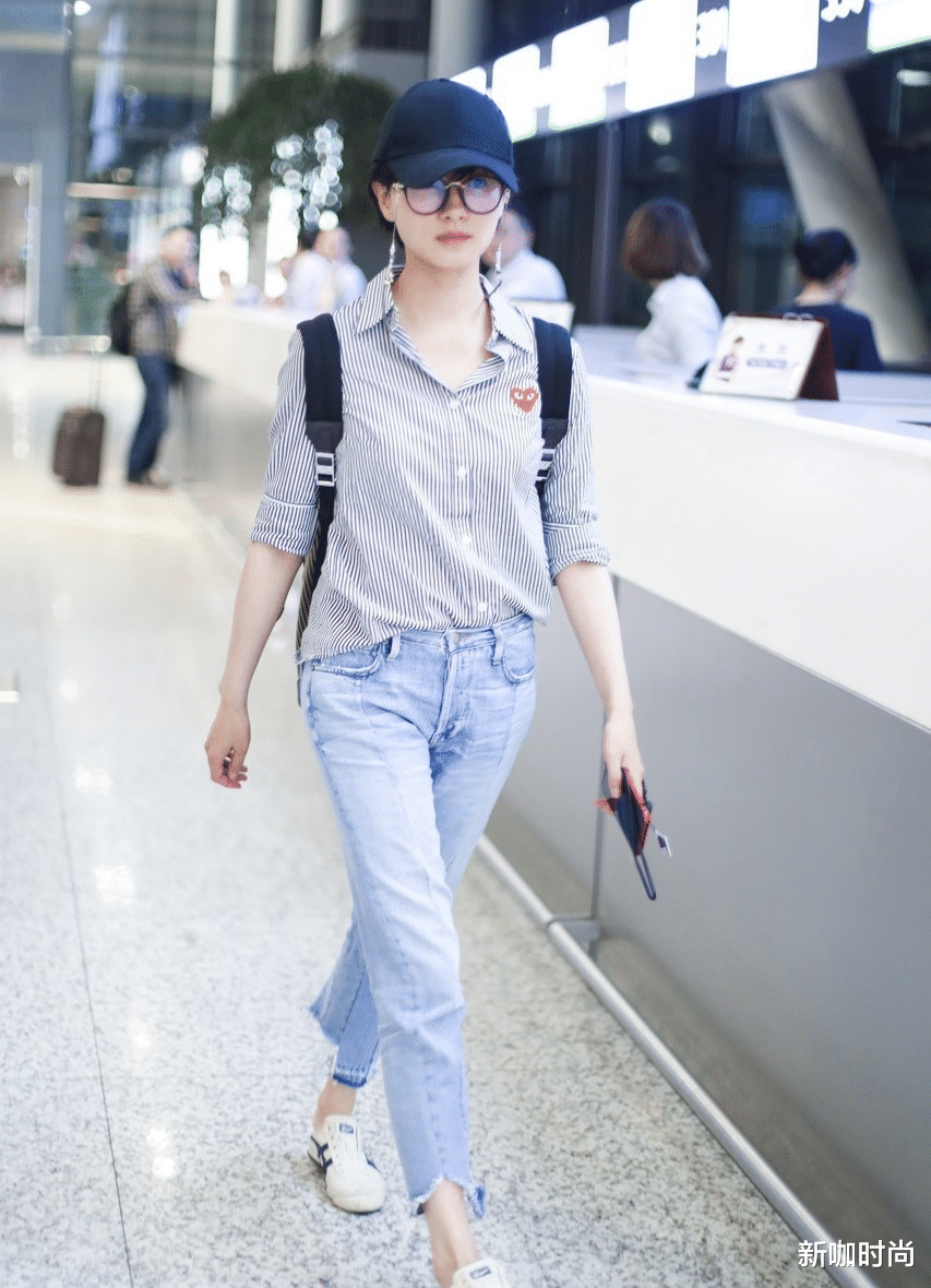 新咖时尚|45岁蒋勤勤减龄有妙招，草莓印花T恤配棒球帽，疲惫感一扫而光！
