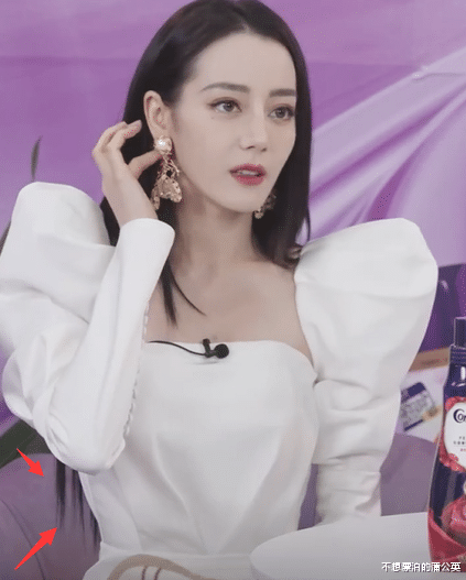 迪丽热巴|热巴穿灯笼袖亮相直播间,长发及腰坐姿乖巧,侧脸尖下巴太明显了