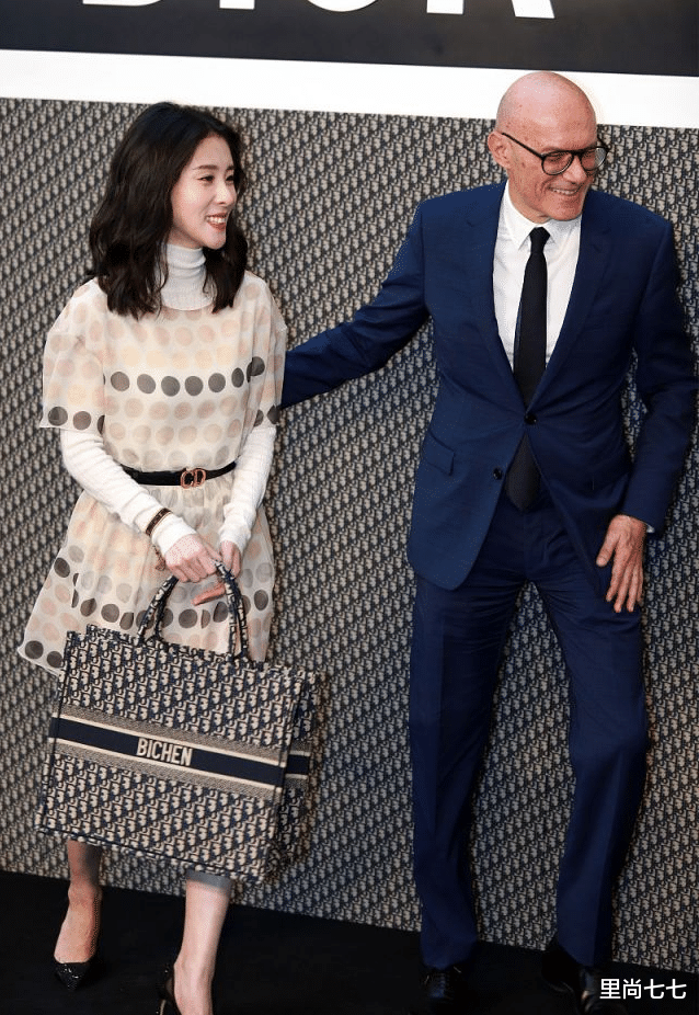 郑爽|张碧晨带女儿外出，女儿正脸照首次曝光，和华晨宇小时候一个样