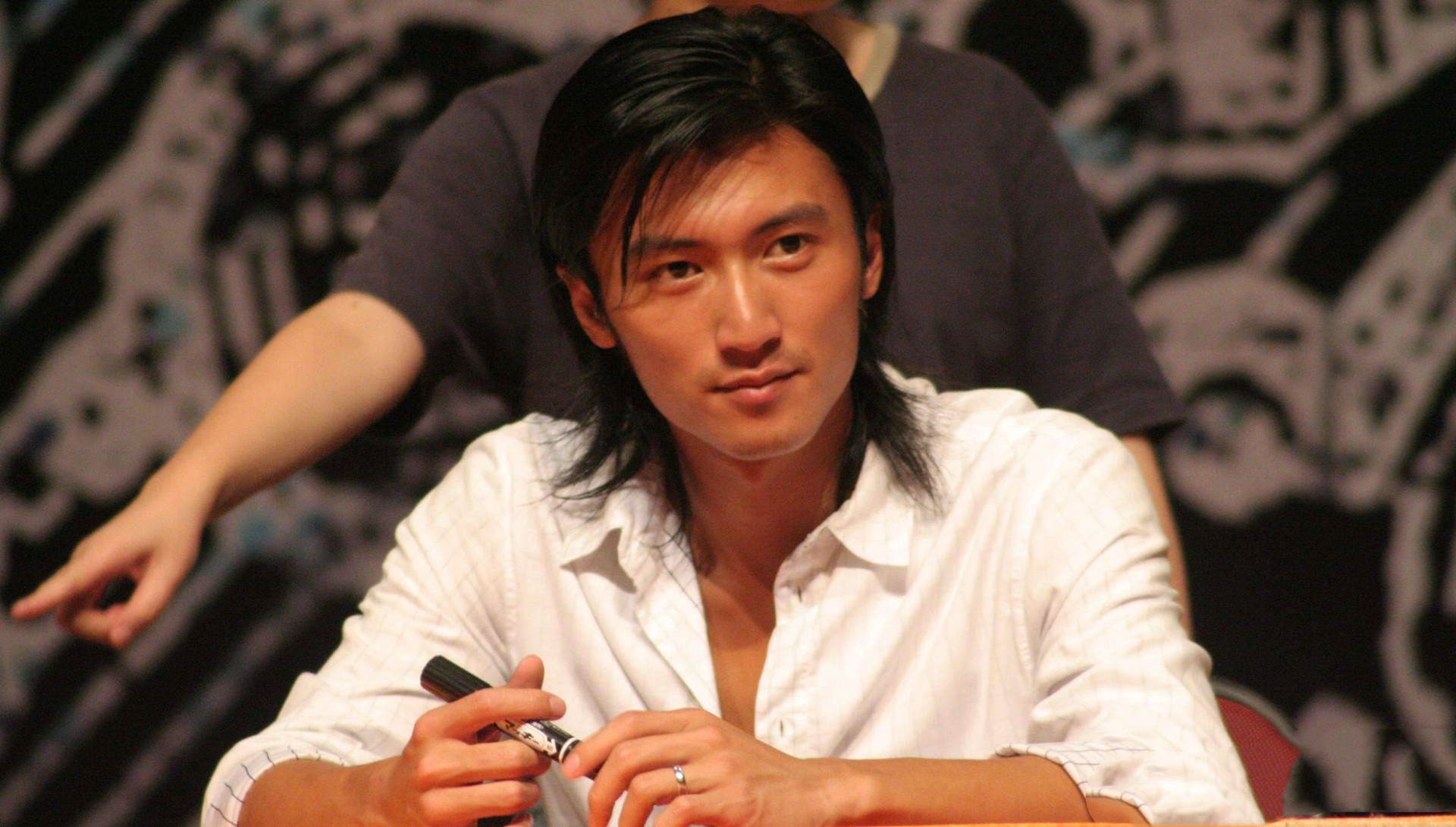 谢霆锋|谢霆锋还是不是中国人？人家早就移民加拿大了，我国不承认双国籍