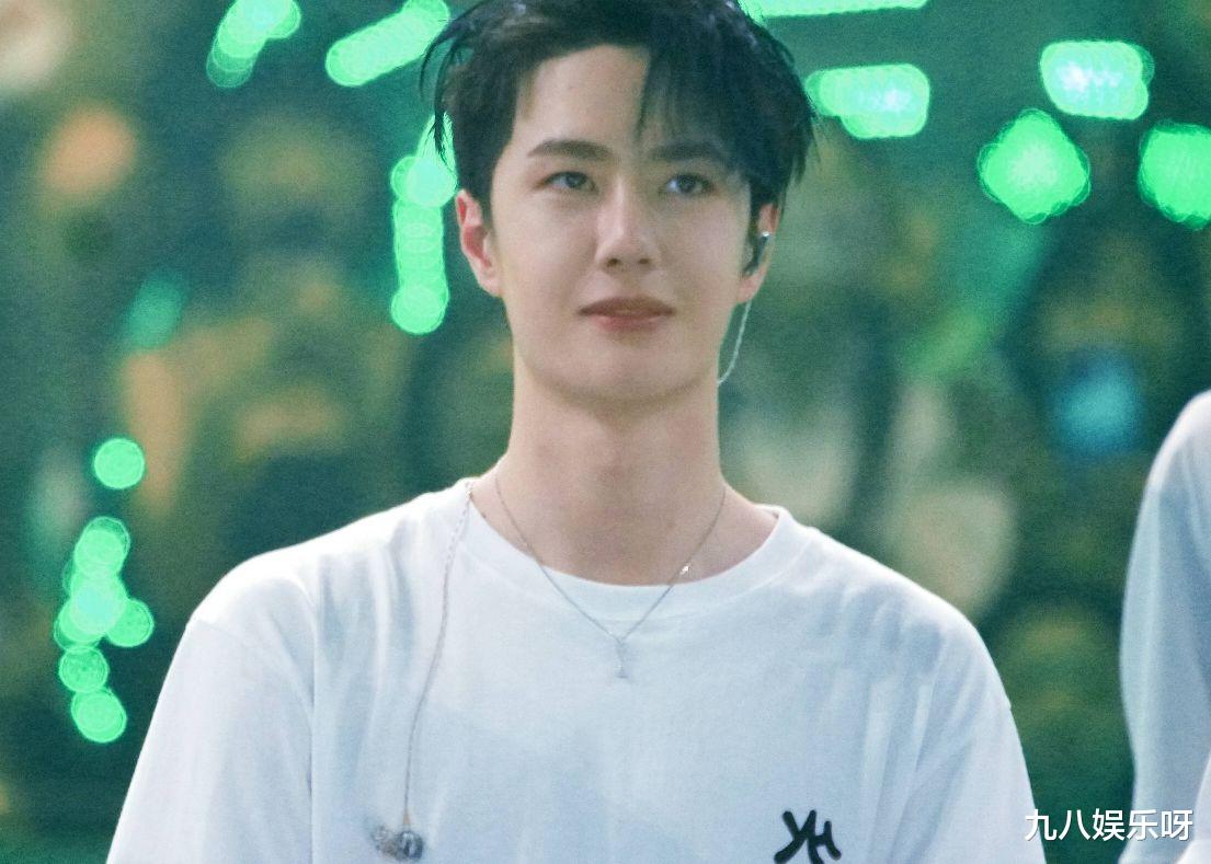 |王一博在线“鲨人”，处处引体向上，粉丝一句话道破小心思