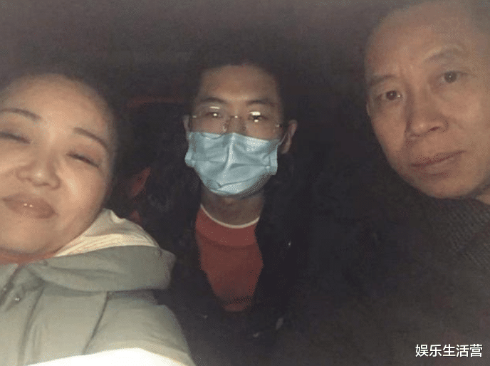 |博弈开始?孙卓养姐发动态,晒孙卓小时候奖状,上面的名字亮了