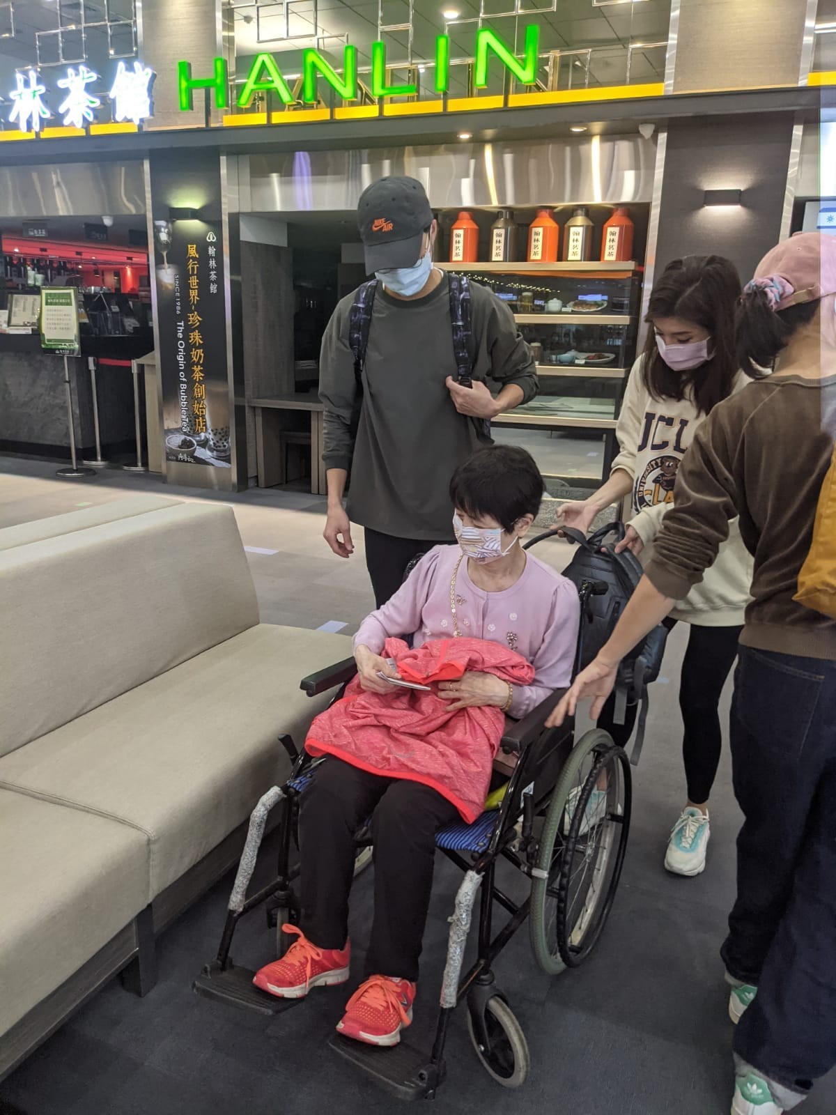 福原爱|福原爱母亲拒绝与女儿同居！坐轮椅现身机场！一旁江宏杰全程陪伴