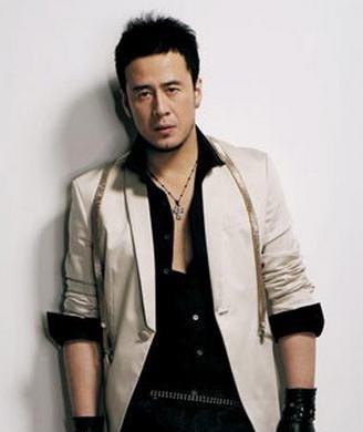 杨坤|她乱点“鸳鸯谱”,为他介绍对象如今杨坤已经49了,依旧孑然一身