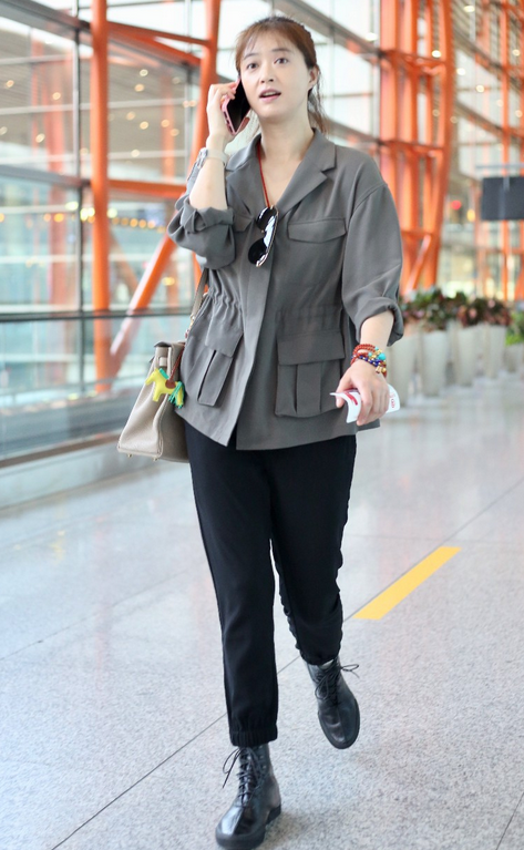 潮流前沿 蒋欣从不赶时髦，一身灰黑搭配看似不起眼，但恰恰简约又高级