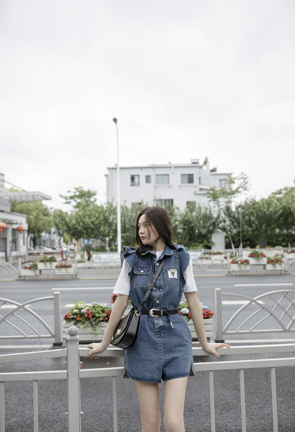 何有强|沈梦辰又引领时尚了，白色上衣配藏青色长裤减龄俏皮，活泼时髦