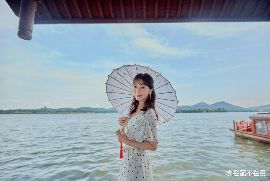 赵雅芝|赵雅芝29年后再扮经典造型，穿波点裙优雅端庄，67岁容貌变化不大