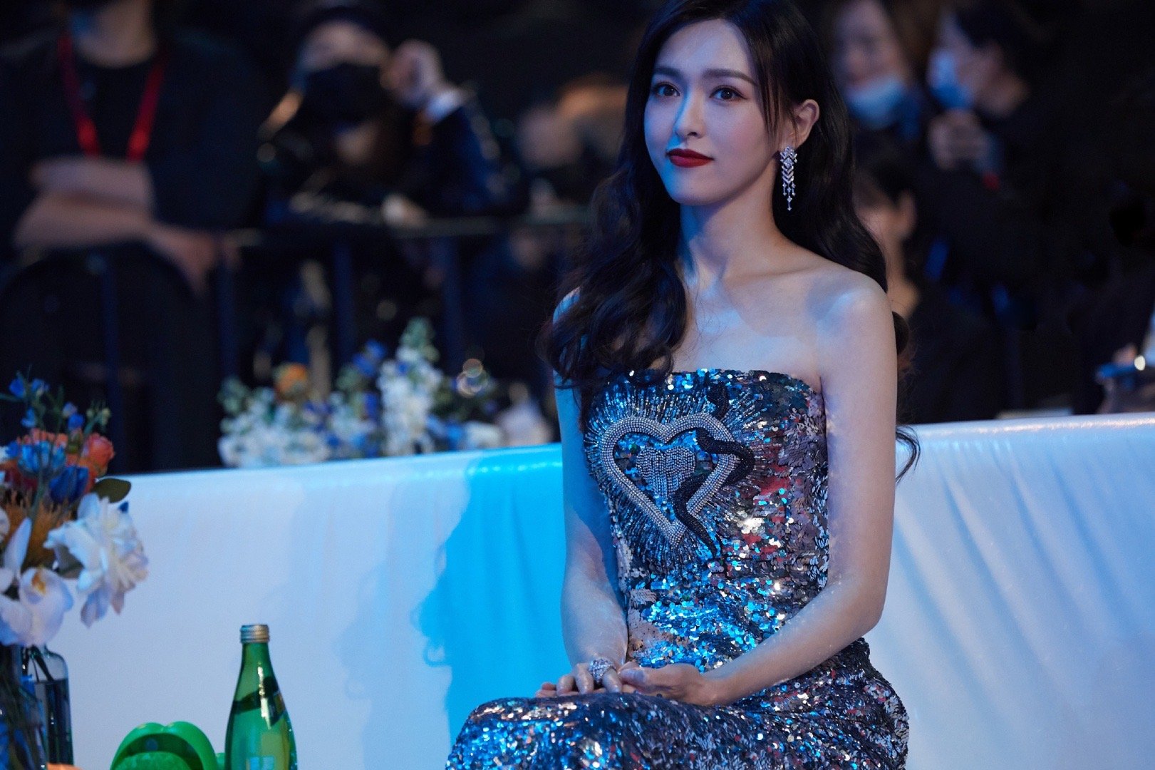 撞衫|四千年美女终于败了？鞠婧祎白色蕾丝裙撞衫赵露思，对比才知啥叫纯