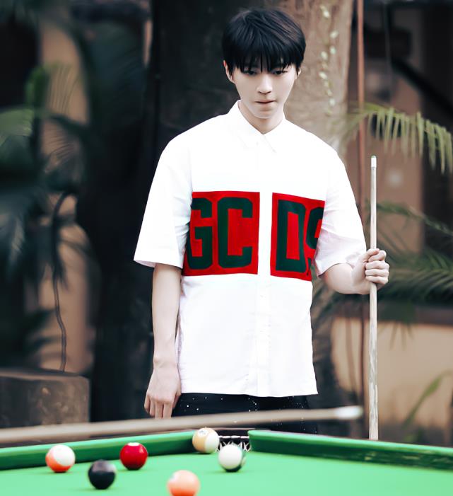 王俊凯|王俊凯穿王源衣服录《恰少》，图案和千玺有关，这波团糖甜到粉丝