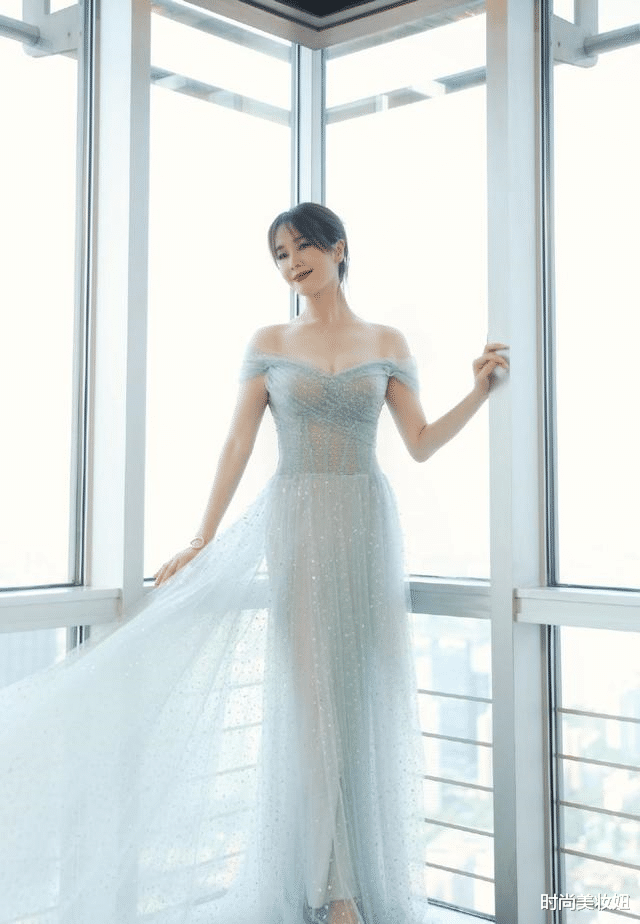 时尚美妆妞|女人不管多大年纪，别穿得太老套，学左小青洋气穿搭，气质减龄