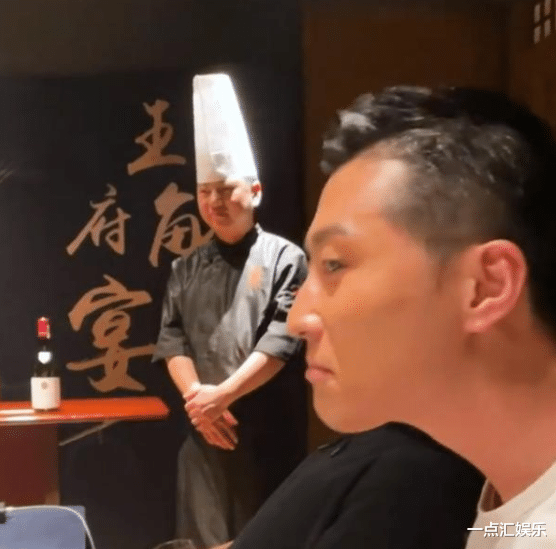 窦骁|何超莲窦骁和友人聚餐,男方当众征婚被取笑,夫唱妇随