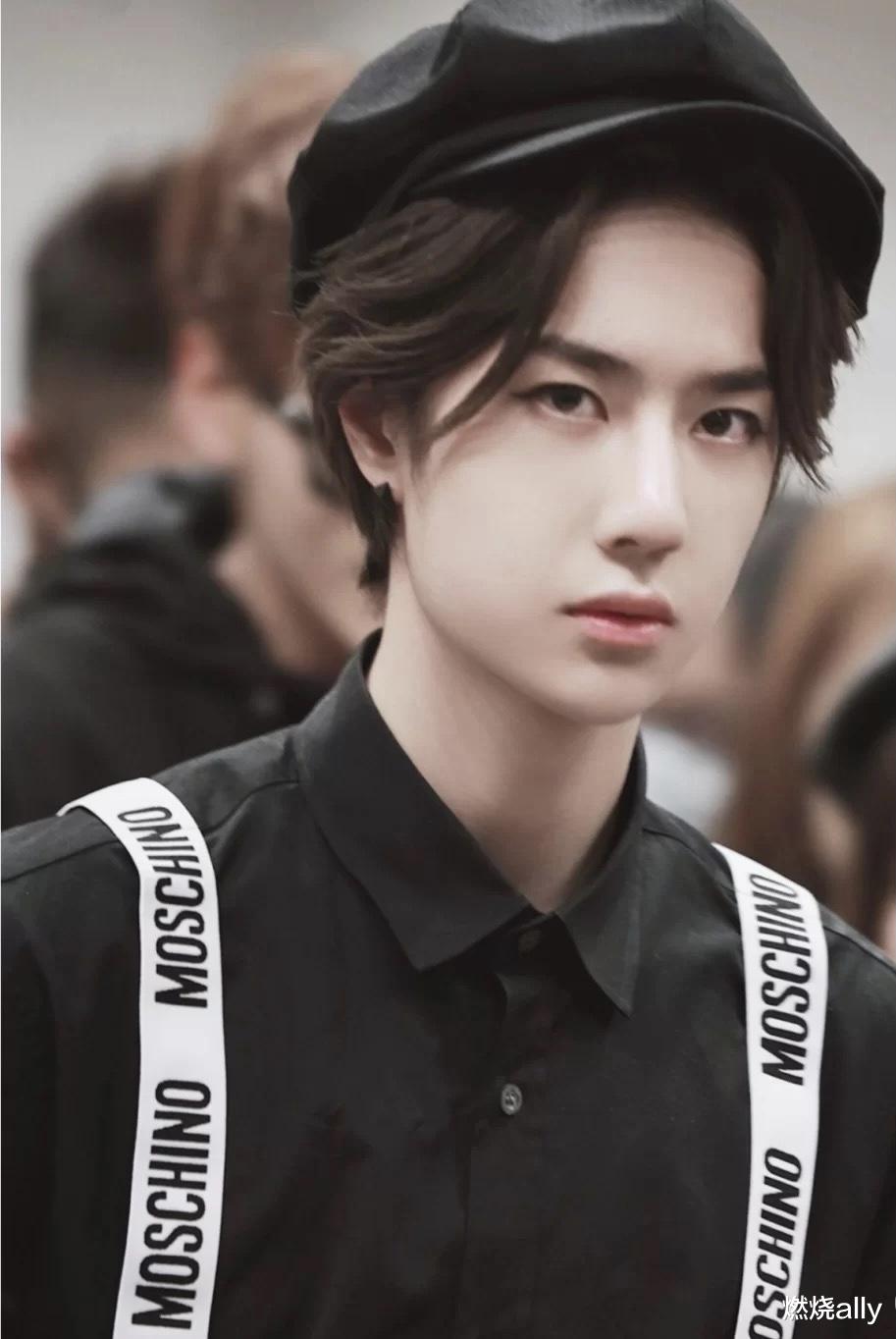 王一博|王一博登《时尚芭莎》封面，桀骜不驯的王子手握权杖，贵气十足