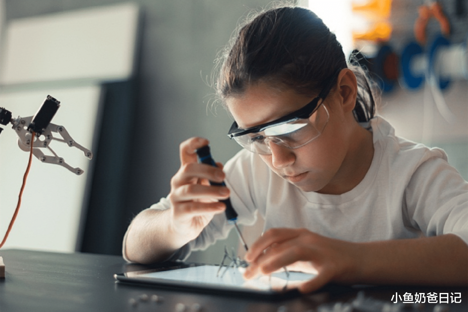 小鱼奶爸日记|10后小学生发现教科书错误,会观察敢质疑的孩子,将来差不了