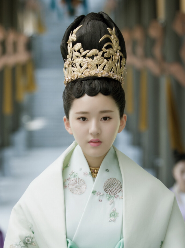 赵露思|25岁章若楠，23岁赵露思，同是初恋脸，一个跻身小花，一个捧不红