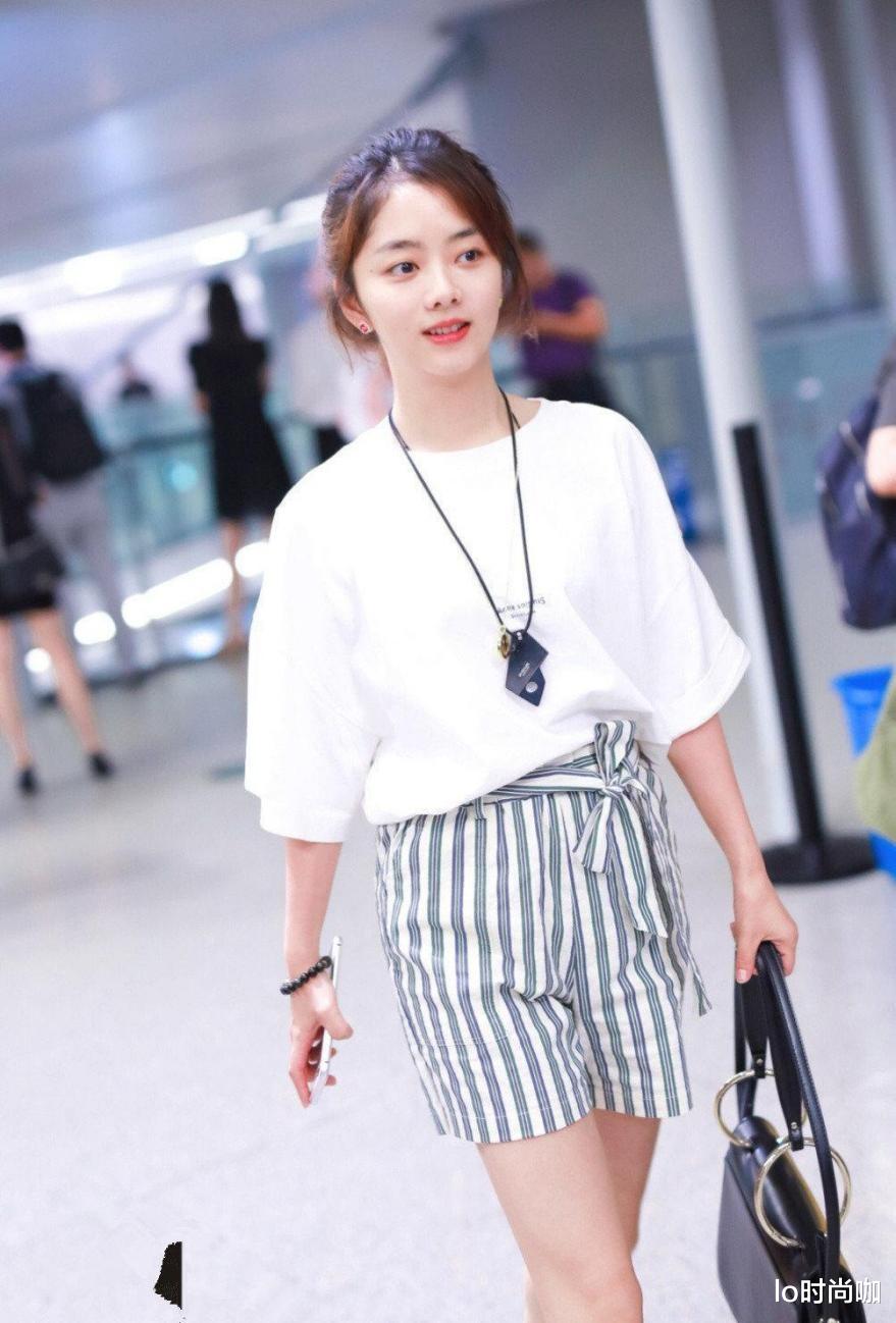 穿衣搭配 谭松韵穿甜美黑裙太可爱，162的身高配上双马尾，感觉更像未成年