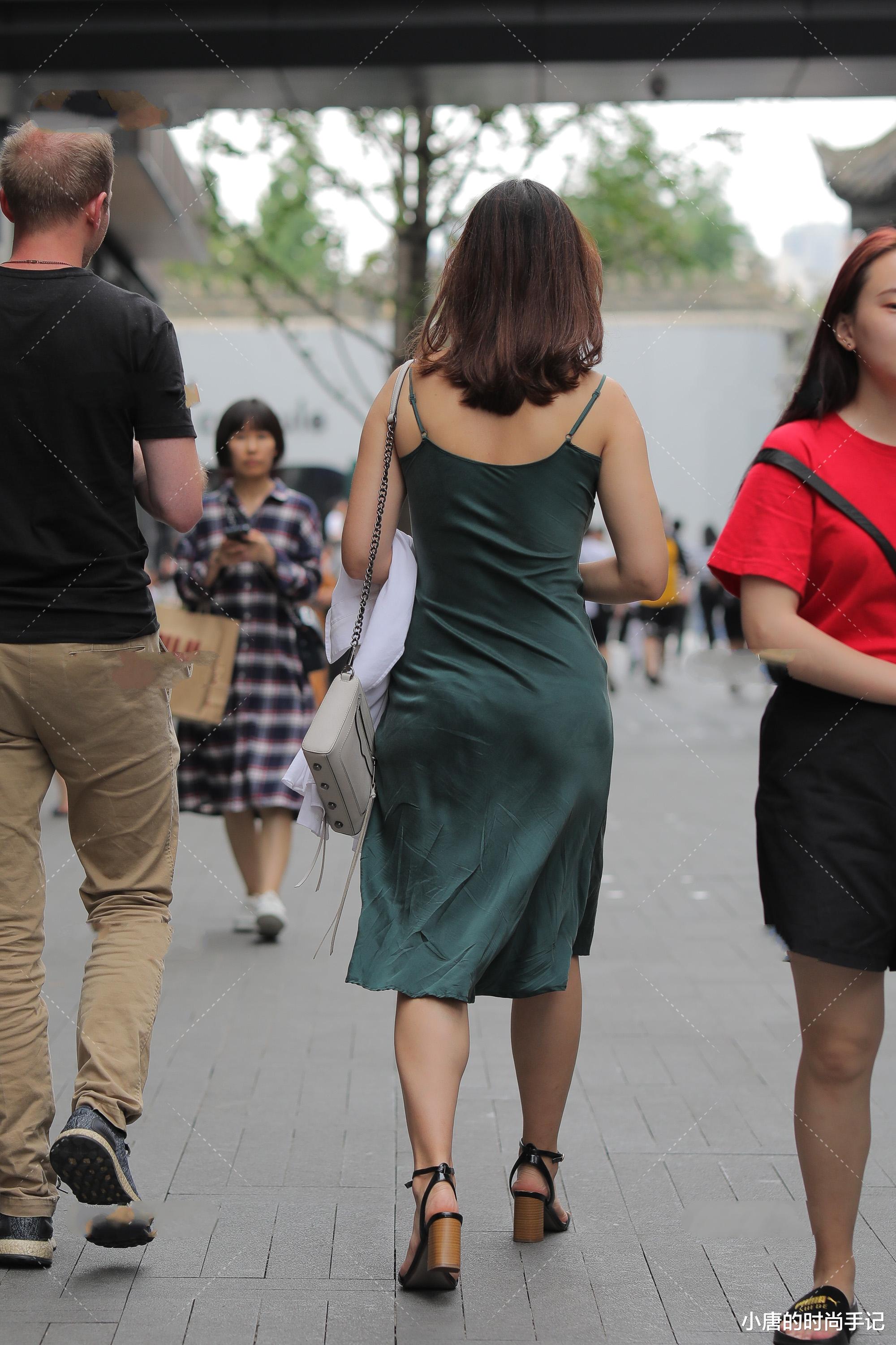 长裙|墨绿色丝质长裙穿搭，精致时尚，成熟大气的性感风
