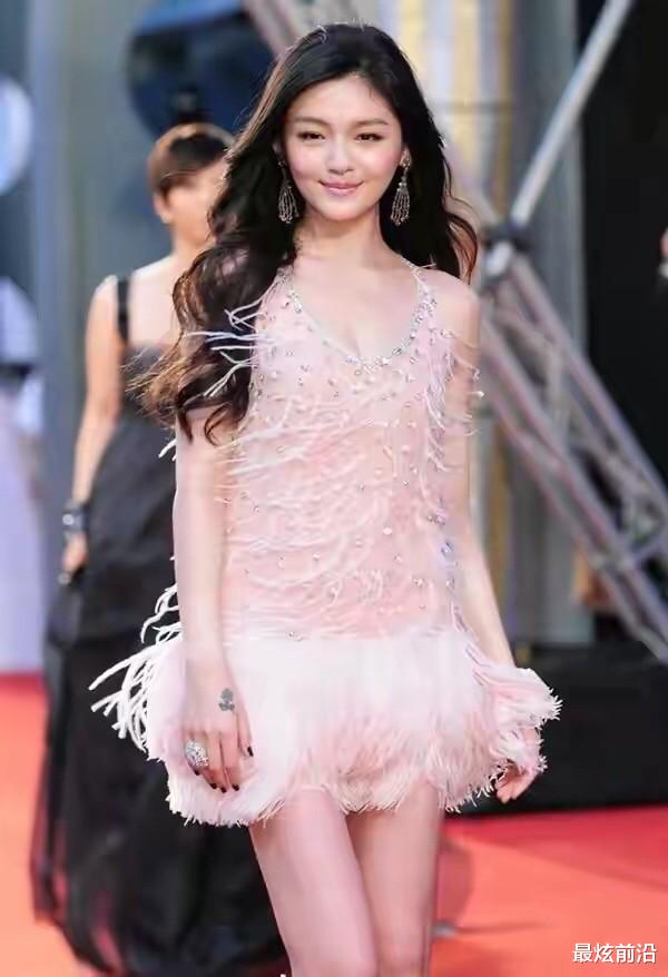 最炫前沿 大S身材气质真好,穿一身吊带羽毛裙性感十足,魅力不减当年