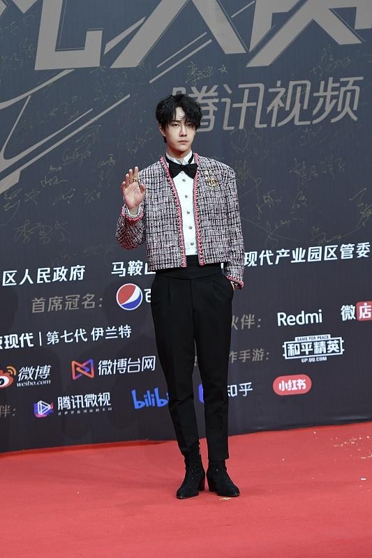 宋慧乔 王一博真不适合寸头,虽然更有男人味,配垫肩服装却显“肿”