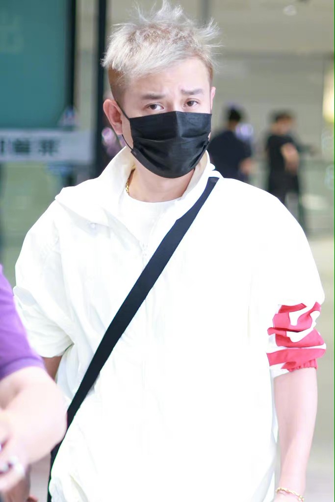 |文章新恋情曝光后颜值狂飙！染银发嫩回小鲜肉，久违的帅气一回