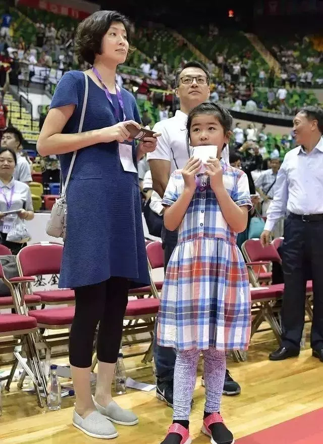姚明|姚明近照,身材严重发福,他38岁的妻子,宛如少女显得韵味十足
