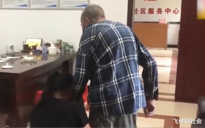 不照顾年迈父亲,父亲立遗嘱将房产全给了姐姐,小女儿跪求原谅