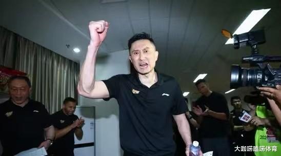 廣東男籃|廣東贏球更衣室曝光！杜鋒眼眶紅潤一度哽咽，震撼演講如奪冠慶典