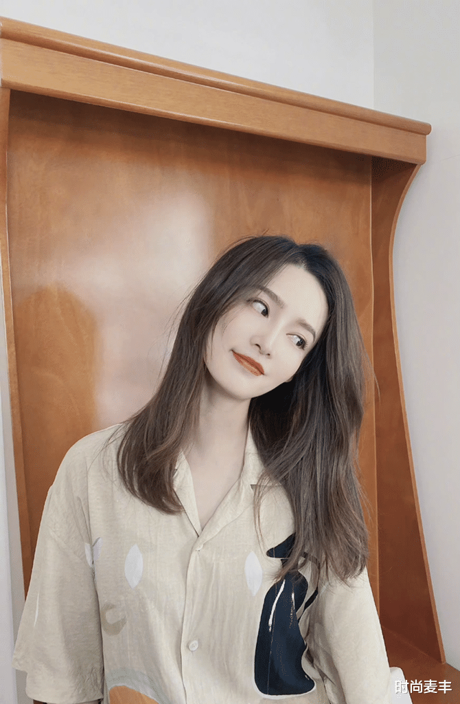 时尚麦丰|李沁七夕发祝福，衬衣上酒瓶图案抢眼，长发遮脸太软萌
