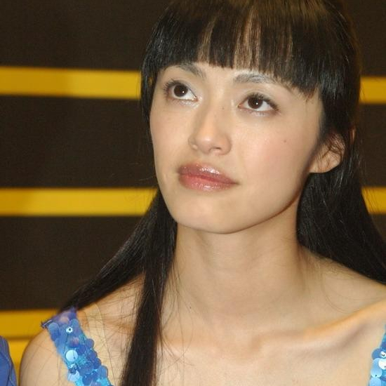 姚晨|姚晨:再婚嫁普通丈夫,私藏的存折牵出泪水,今儿女双全很幸福