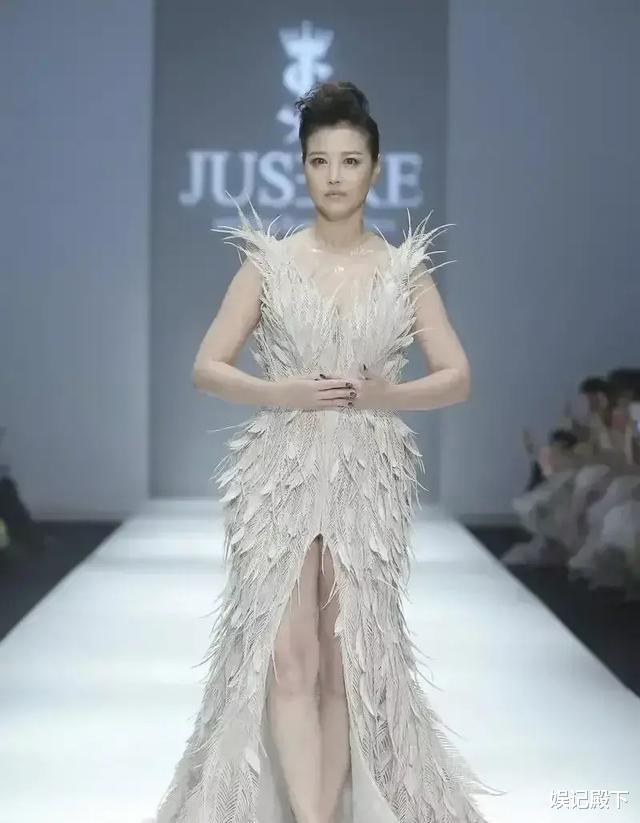 周海媚|50岁周海媚不服老，穿肉色羽毛长裙走秀，虎背熊腰被全网嘲笑