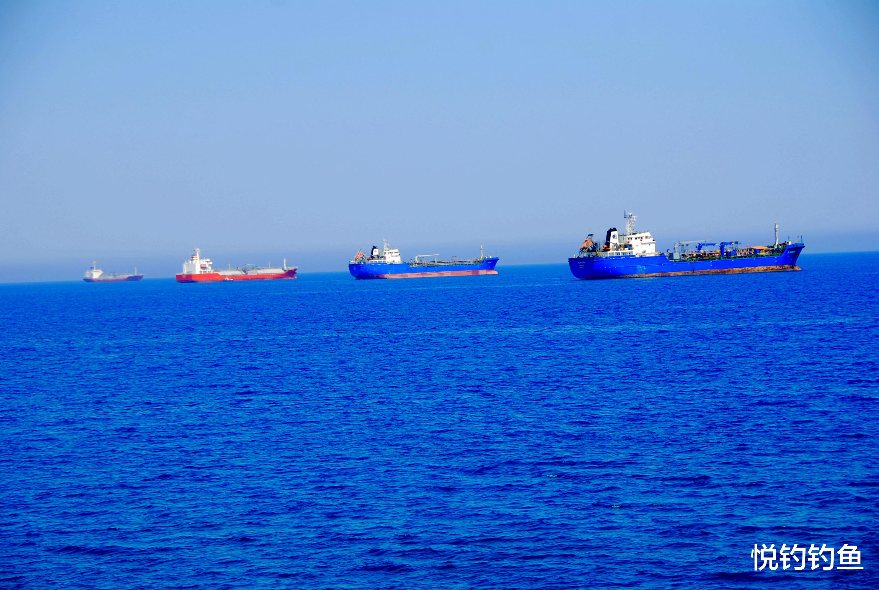 |海员在异国他乡，凭栏垂钓，有鱼没鱼都是一种寄托~