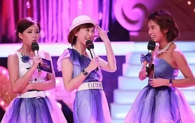 主持人|知名女主持人现场失误，少穿一件衣服，张国立硬是60分钟没转头