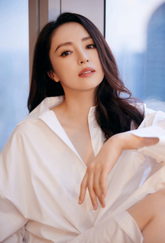 何有强 董璇可真是太清纯了，穿白衬衫故意把领口拉低，美的和仙女一样！