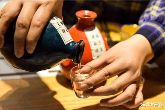 |为何爱喝酒的行家,总会在桌上放一杯“白开水”?原来酒是这样喝