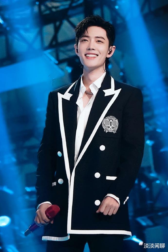 肖战|肖战事业另辟蹊径？拾光盛典享特别待遇！粉丝：或许真要叫肖总了