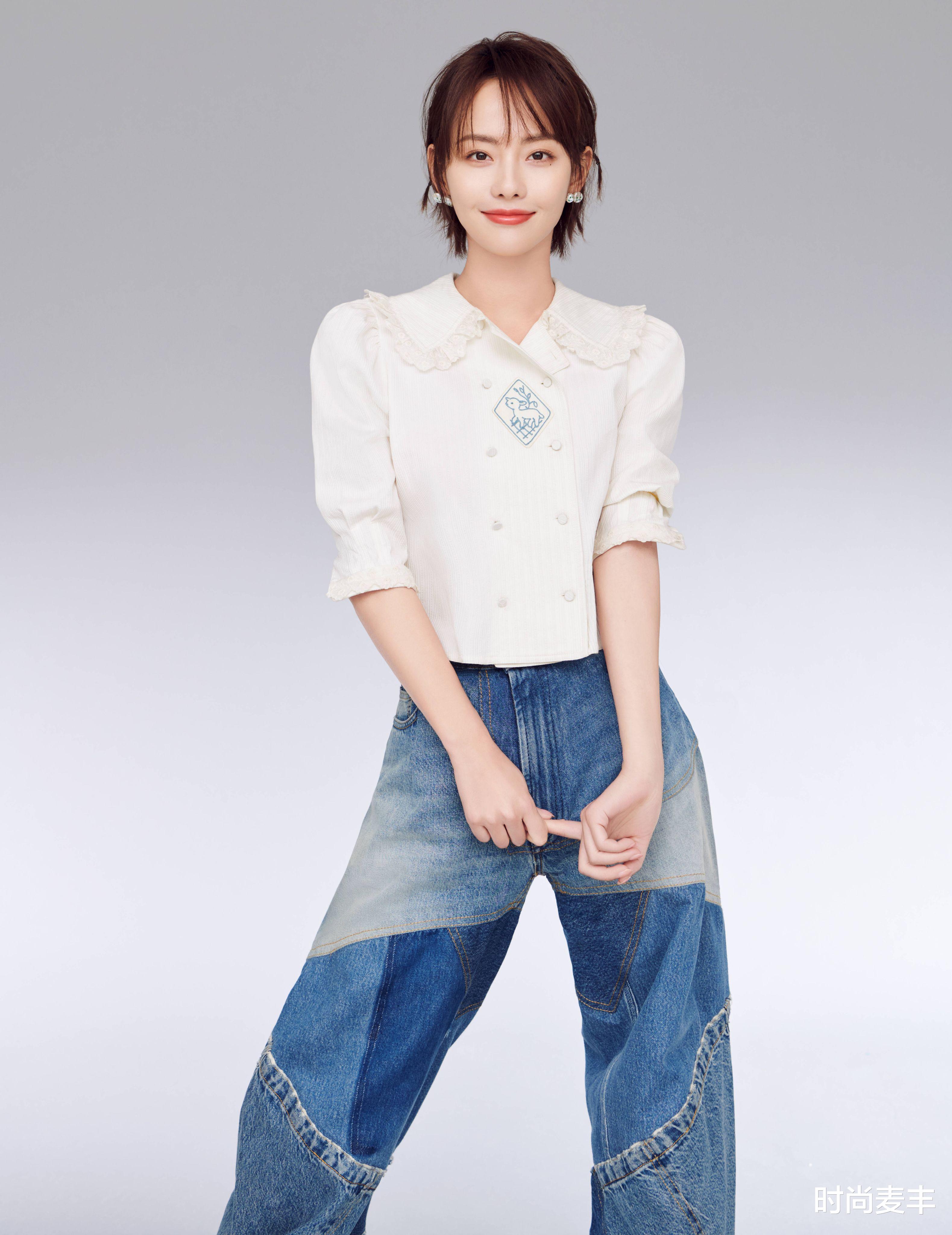 时尚麦丰|张嘉倪机场带针织帽生图，黄色外套配绿色帆布包，整个人糯糯的