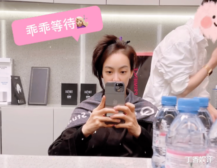 泡面|宋茜8年没染发，晒出染发过程瞬间引关注，粉紫渐变发色太绝了！